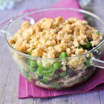 Crumble de pois à la tapenade noire